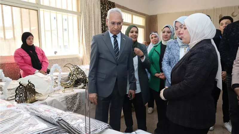 رئيس جامعة المنيا يفتتح معرض مفروشات وديكورات رمضان بكلية التربية النوعية