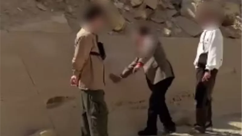 بعد القبض على مرشد سياحي.. القصة الكاملة لواقعة الرسم على الأهرامات