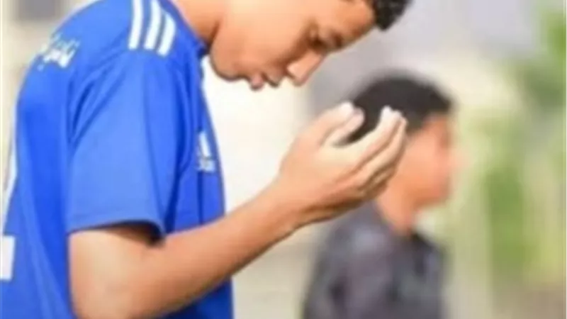 دماء على الأسفلت.. مصرع لاعب كرة قدم أثناء توزيع وجبات إفطار على الصائمين