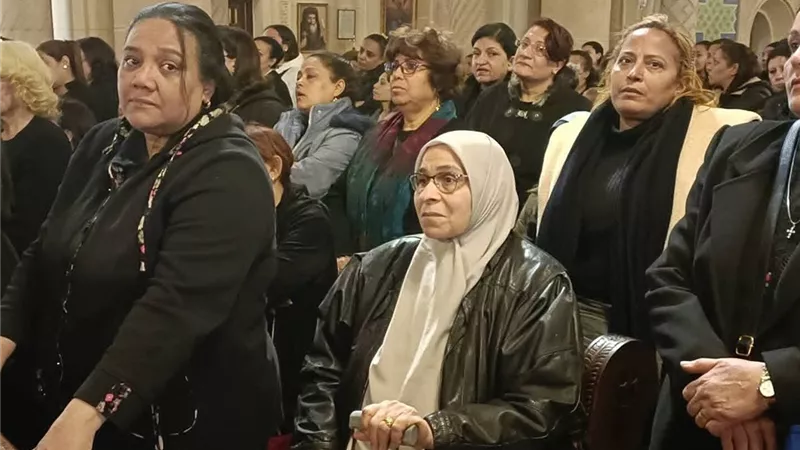 وسط دموع الأقباط.. تشييع جثمان القمص تادرس عطية الله في كنيسة مارجرجس المطار