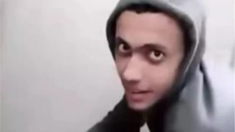 من الحب إلى العنف.. أم توثق لحظة محاولة تعدى ابنها عليها في الإسكندرية