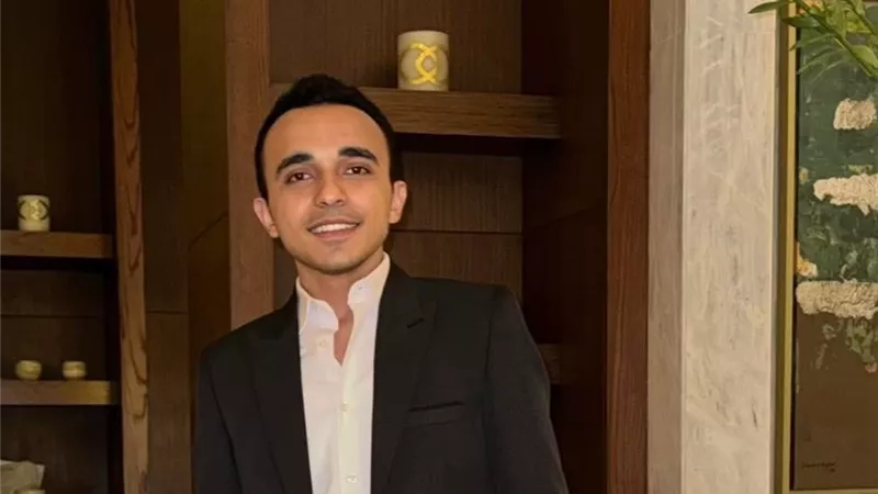 «لقمة حب» توحد القلوب في المنيا.. بيتر سمير ينظم إفطارًا لـ300 عامل نظافة