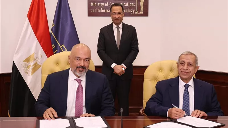 شراكة تربط التعليم بالصناعة.. وزير الاتصالات يشهد توقيع اتفاقية معامل الاتصالات المتقدمة