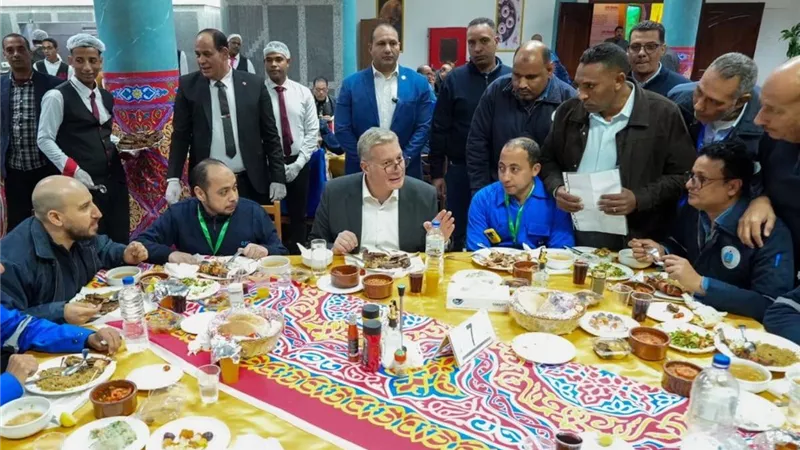 وزير البترول يشارك العاملين إفطار رمضان في حقول الشركة العامة للبترول برأس غارب