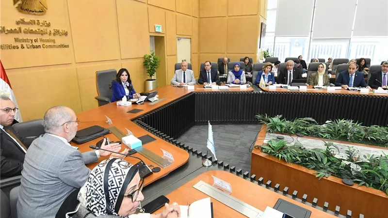 وزيرة الإسكان تتابع الموقف التنفيذي لمشروع 