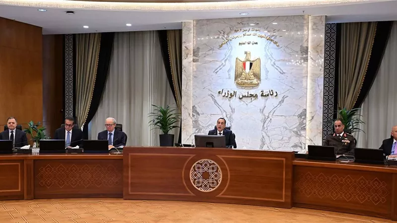 مدبولي يهنئ الرئيس بذكرى العاشر من رمضان ويستعرض تطورات المشهد الإقليمي