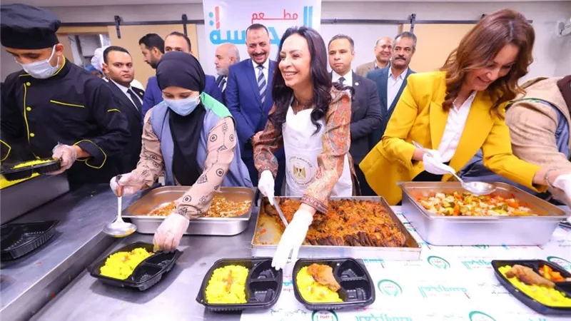 وزيرة التضامن تتفقد وحدة إطعام 