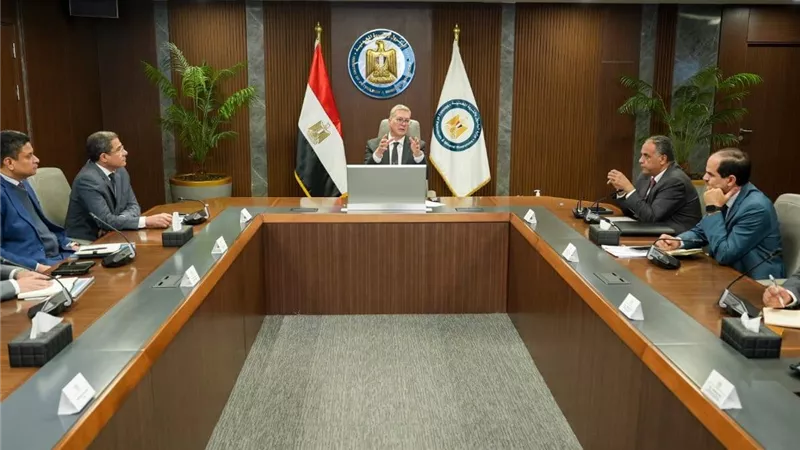 وزير البترول: تسريع تطبيق تقنيات الحفر الأفقي والتكسير الهيدروليكي لزيادة الإنتاج