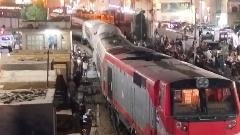 يوم مأساوي في الأقصر.. قطار يخرج عن القضبان وميكروباص يغرق في الترعة