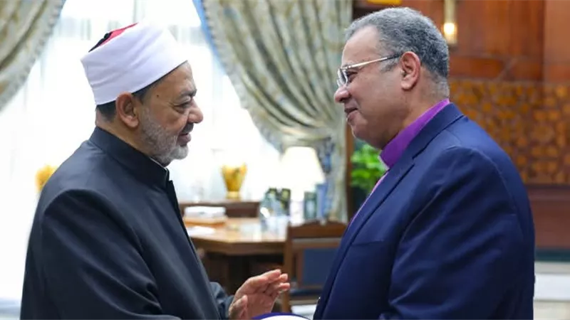 رئيس الطائفة الإنجيلية يطمئن هاتفيًا على صحة شيخ الأزهر خلال تواجده بدولة الإمارات