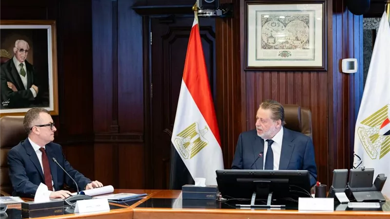 مباحثات بين محافظ البنك المركزي ووزير التخطيط لدعم استقرار الاقتصاد الكلي 