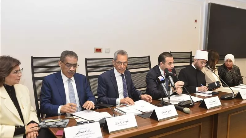 ضياء رشوان: لا بد من قانون يحظر استخدام الهواتف المحمولة في المدارس
