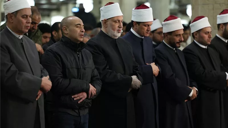 آلاف المصلين يؤدون التراويح في الليلة الثانية عشرة من رمضان بالجامع الأزهر