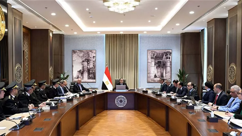 مدبولي يناقش حلول لتوسعة كوبري 6 أكتوبر وتحسين حركة المرور في القاهرة الكبرى