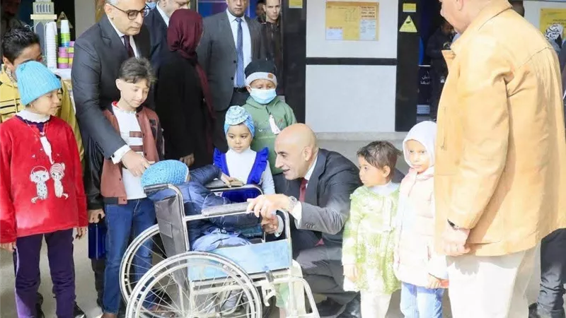 أبطال يعالجون أبطال..  وزير التعليم يزور مستشفى ٥٧٣٥٧ لعلاج سرطان الأطفال