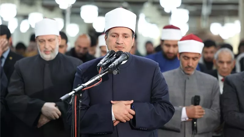 الآلاف يحتشدون لأداء صلاتي العشاء والتراويح في الليلة الثالثة عشرة من رمضان بالجامع الأزهر