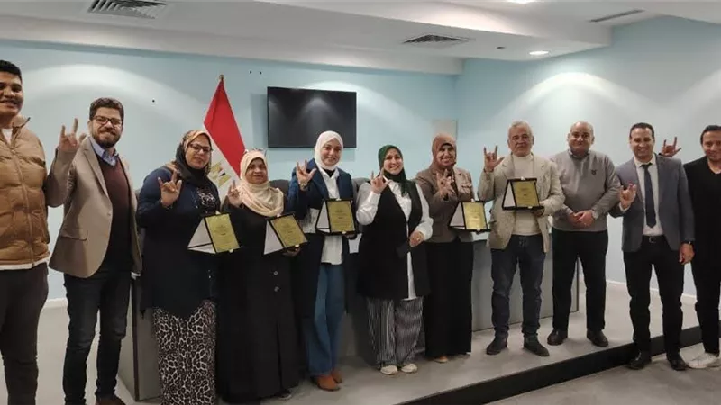«رهن إشارتك».. مبادرة جديدة لتعليم لغة الإشارة بمحافظة السويس 