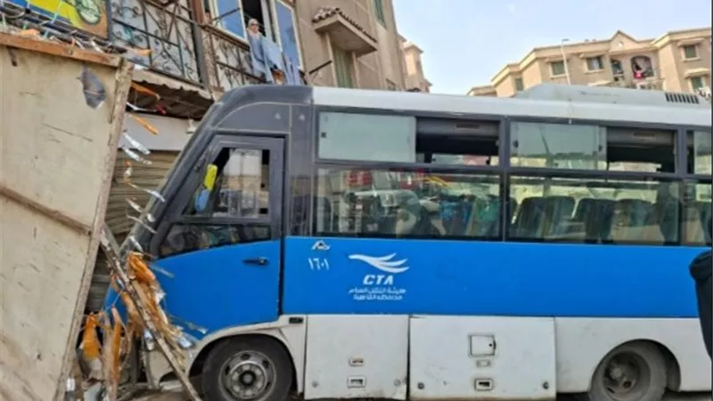 دخل فيه أتوبيس.. تهشم محل كوافير في منشأة ناصر بالقاهرة 