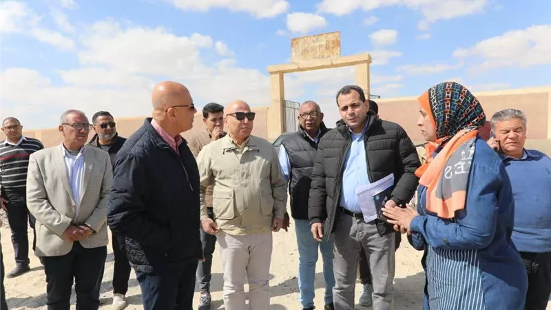 نائب وزيرة الإسكان يتفقد مشروعات الصرف الصحي بمبادرة 
