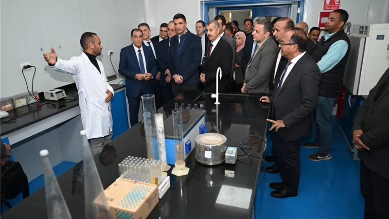 باستثمارات 23 مليون جنيه.. وزير الصناعة يزور مدينة الجلود بالروبيكي