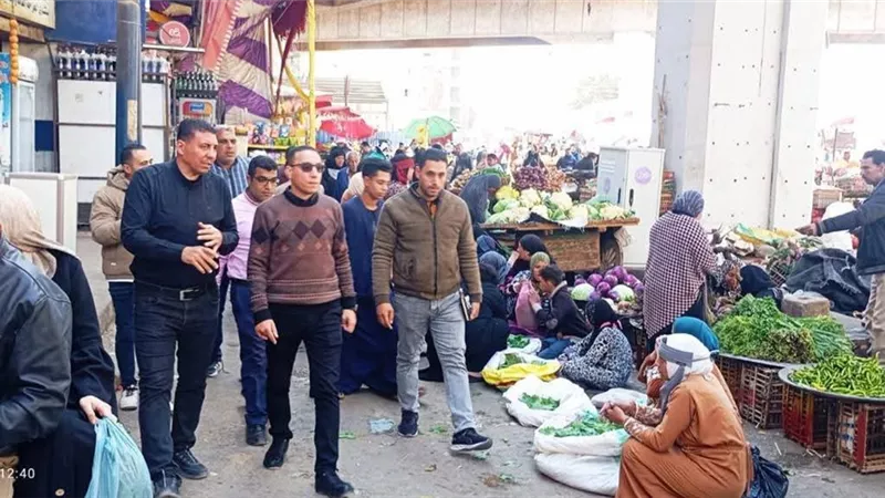 نائب محافظ المنيا يتفقد سوق الحبشي لمتابعة الحالة العامة والإشغالات والمخابز