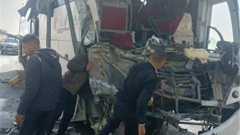 بسبب السرعة الزائدة.. إصابة 7 أشخاص في تصادم أتوبيس ونصف نقل بالمنيا