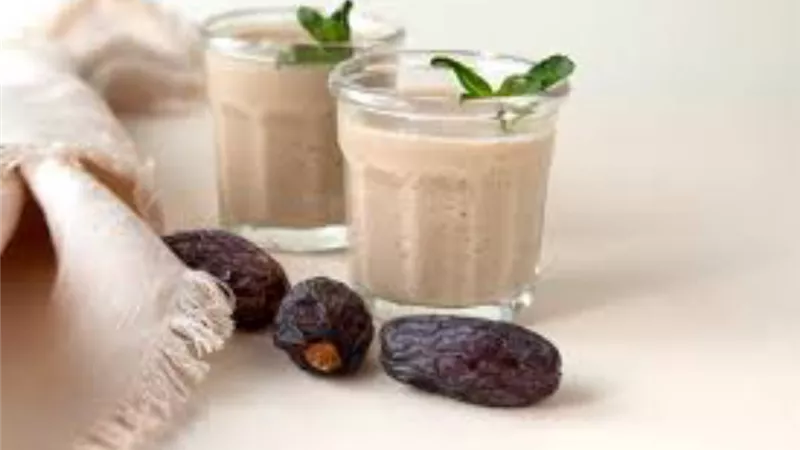 فطار 18 رمضان.. إليكِ طريقة عمل مشروب التمر باللبن في البيت