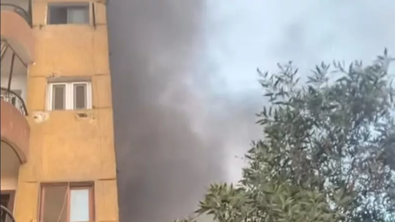 بالصور.. اندلاع حريق بمخزن خردة وفرز قمامة بالعمرانية والحماية المدنية تدفع بـ5 سيارات إطفاء
