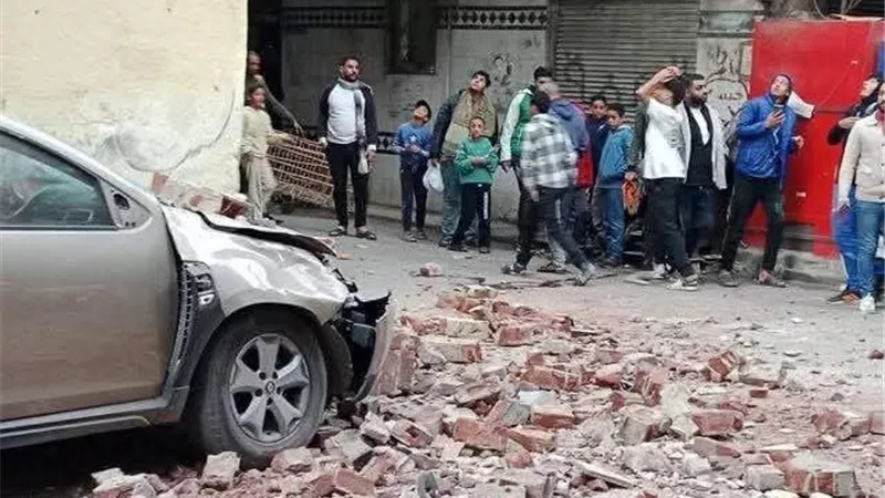 سقوط شرفة عقار بمنطقة القباري بالإسكندرية تتسبب في تهشم سيارة أحد المارة