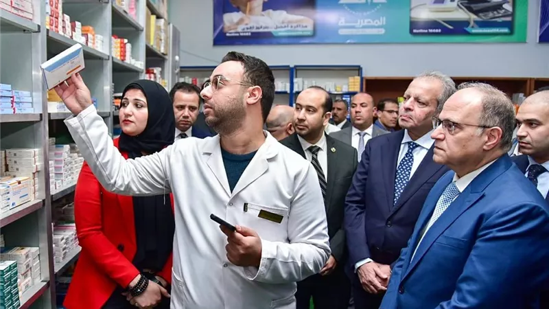 رئيس هيئة الدواء يطلق المرحلة الأولى من منظومة التتبع الدوائي بصيدلية إسعاف الجيزة