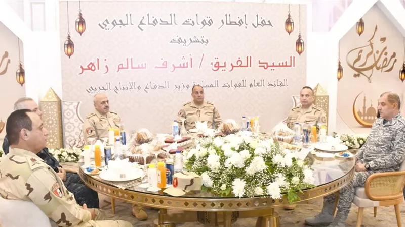 وزير الدفاع يلتقي مقاتلي قوات الدفاع الجوي ويشاركهم تناول وجبة الإفطار