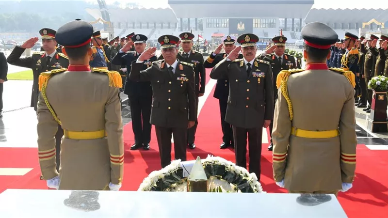 تكريم شهداء الجيش المصري.. وزير الدفاع يضع إكليل الزهور نيابة عن الرئيس