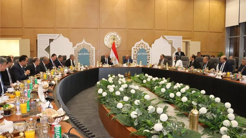 وزيرا الكهرباء والبترول يشاركان فريق العمل المشترك في الوزارتين إفطارهم الجماعي ويتابعان مجريات العمل