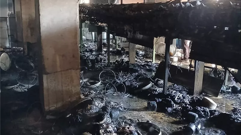 العناية الإلهية أنقذت الأرواح.. اندلاع حريق ضخم بمصنع نسيج في شبرا