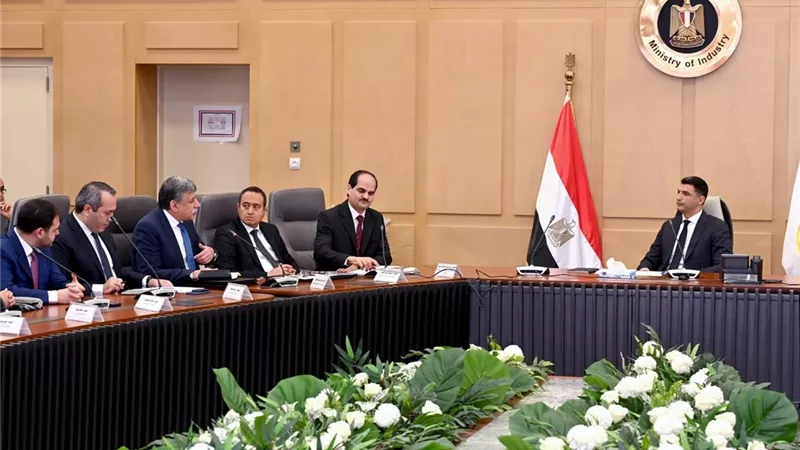 وزير الصناعة: حريصون على النهوض بقطاع السيراميك ورفع نسبة المكون المحلي
