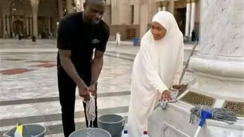 كانوا بينضفوا الساحات.. ساديو ماني وزوجته يذهلان العالم داخل المسجد النبوي الشريف