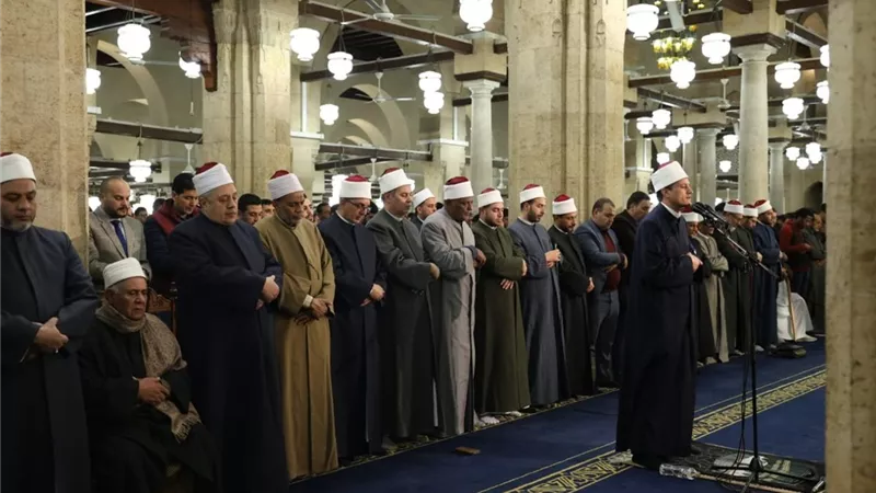 آلاف المصلين يؤدون صلاتي العشاء والتراويح بالجامع الأزهر في الليلة العشرين من رمضان