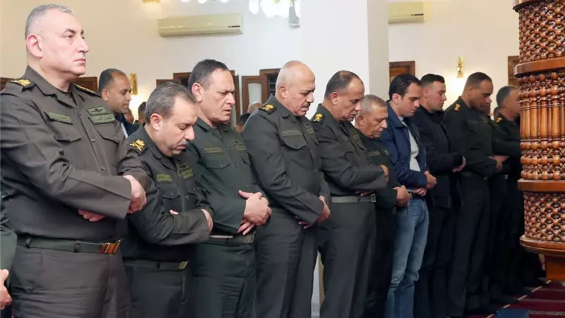 وزير الدفاع يناقش الجاهزية القتالية مع قادة الجيشين الثاني والثالث
