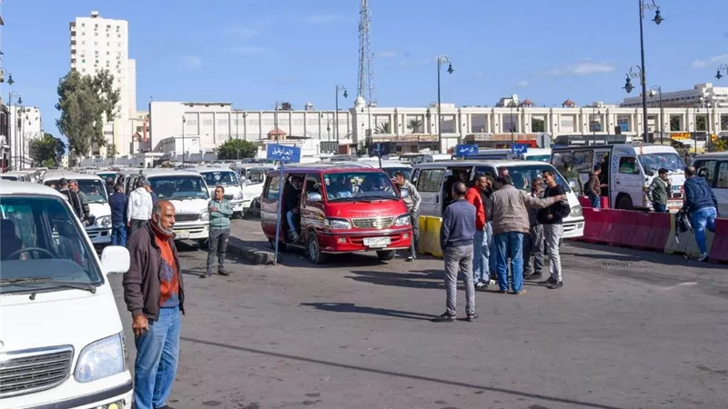 بعد شكاوى المواطنين.. محافظ الإسكندرية يبحث مطالب السائقين ويؤكد أولوية الخدمة