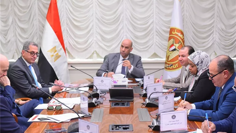 وزير العمل يؤكد إزالة أي عقبات قد تواجه الصناعة كثيفة العمالة
