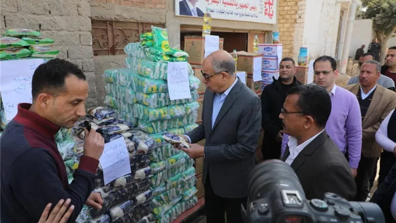 محافظ المنيا يتفقد مخزنًا لتعبئة السلع الغذائية بقرية بني عبيد