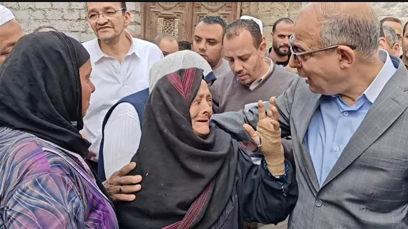 ربنا يجبر بخاطرك.. محافظ المنيا يقرر بناء منزل لسيدة مسنة فقدت مأواها