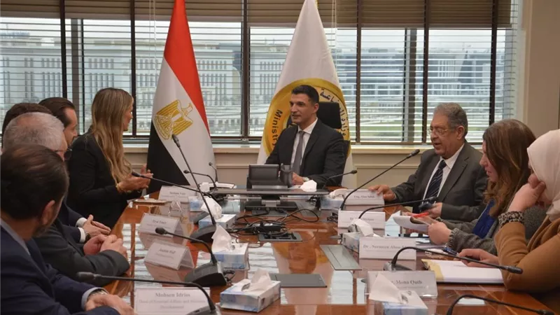 وزير الصناعة يناقش تعزيز التعاون مع مرسيدس-بنز مصر لزيادة استثمارات قطاع السيارات