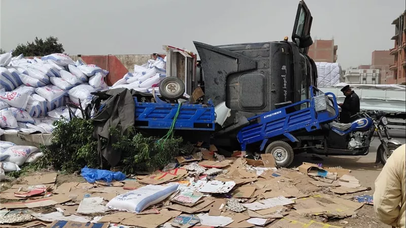 مصرع شخص وإصابة 11 آخرين بسبب انقلاب تريلا بالقليوبية