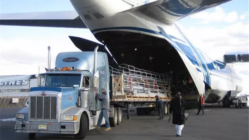الحرب تعصف بحركة التجارة العالمية وترفع تكاليف الشحن الجوي عبر المسارات الدولية