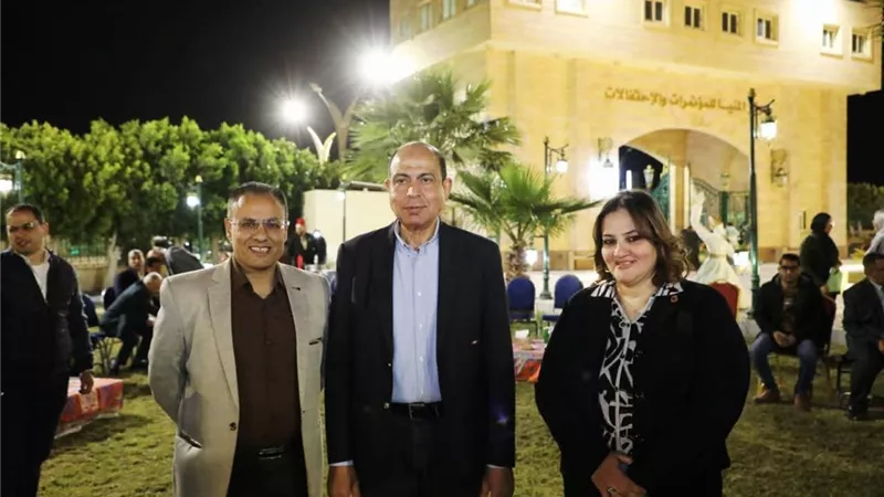 إفطار يجمع محافظ المنيا بالصحفيين.. والإعلام شريك في التنمية