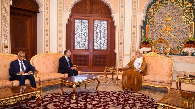 رسالة تضامن وتنسيق إقليمي.. وزير الخارجية يناقش التصعيد مع سلطان عُمان