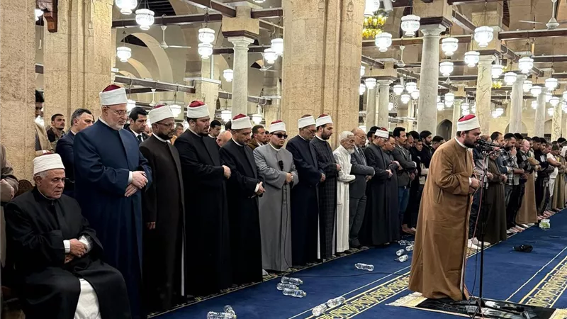 الآلاف يؤدون صلاة التراويح في الليلة 27 من رمضان بالجامع الأزهر
