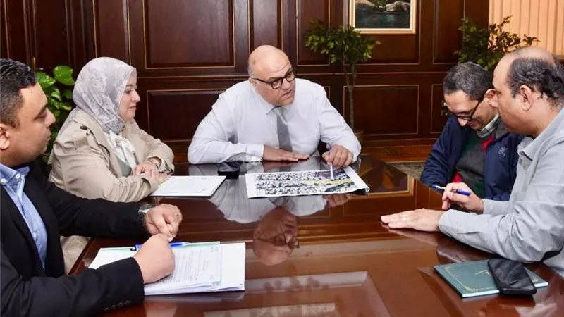 محافظ الإسكندرية يعقد اجتماعًا مع ممثلي وزارة النقل