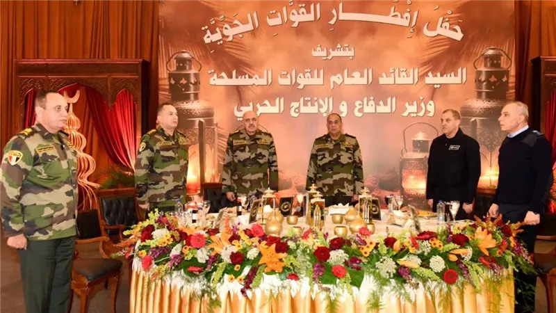 القائد العام للقوات المسلحة يلتقي مقاتلي القوات الجوية ويشاركهم وجبة الإفطار